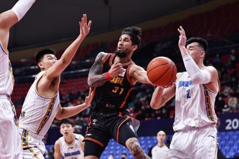 自己则端着两大盆衣服，披着蓑衣来了村口的池塘边浆洗。